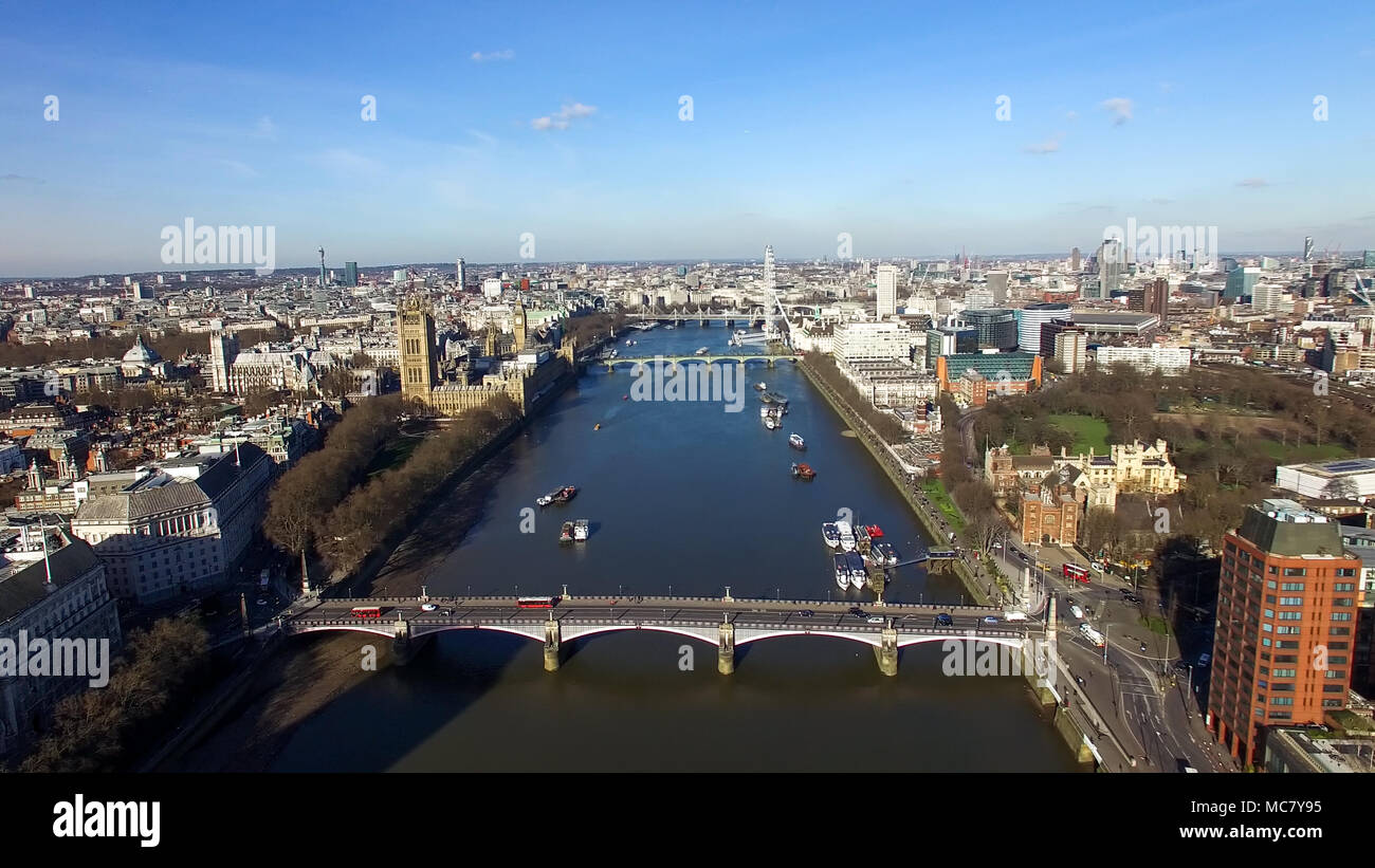 Luftbild vom Central London feat. Big Ben Clock Tower Houses of Parliament und das London Eye Rad in Westminster mit Brücke und Boote auf der Themse Stockfoto