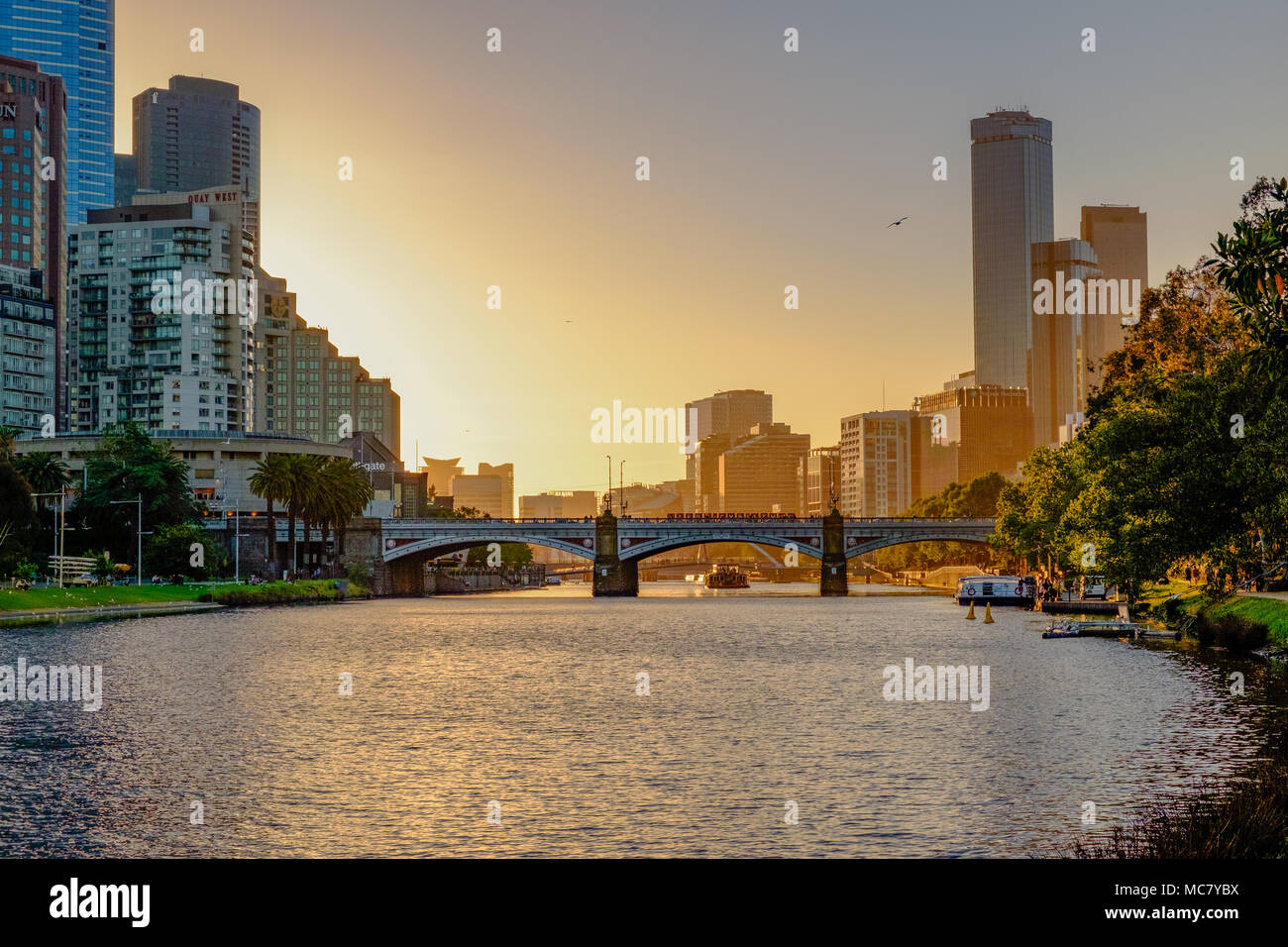 Yarra River mit der Skyline von Melbourne im Hintergrund, Victoria, Australien. Stockfoto