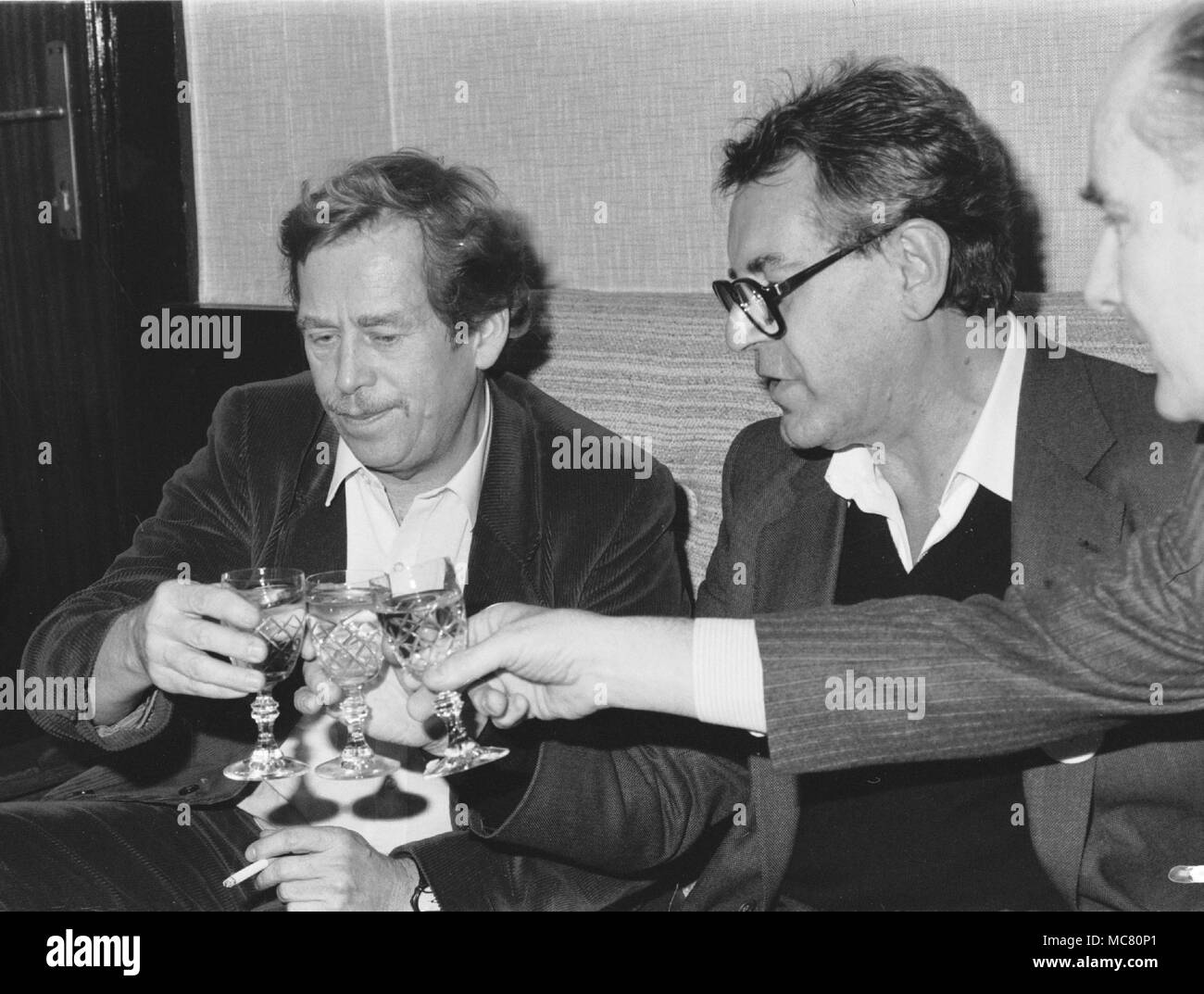 Vaclav Havel, Milos Forman, Theodor Pistek, Film, Valmont, Trinken Stockfoto