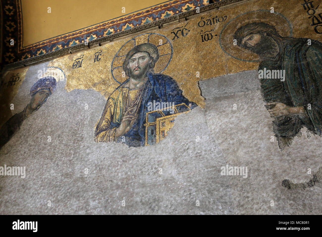 Der Deësis Mosaik, Alte Christliche Kunst zeigt Christus, der Jungfrau Maria und Johannes der Täufer, auf der oberen Galerie im Inneren der Hagia Sophia in Istanbul Stockfoto
