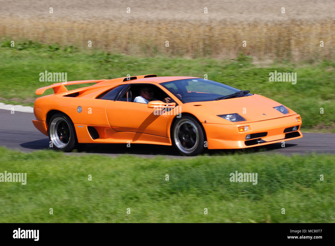 Orange Lamborghini Diablo GT '90 s (1990s) V 12 supercar schnelles Fahren und Rennsport auf Schiene. Stockfoto