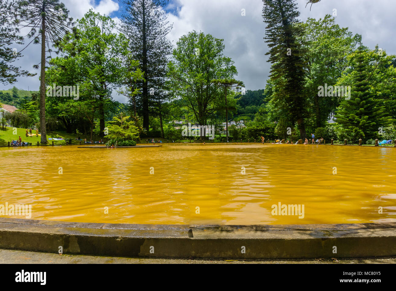 Thermalquellen. Orange Wasser, in Azoren, Portugal Stockfoto