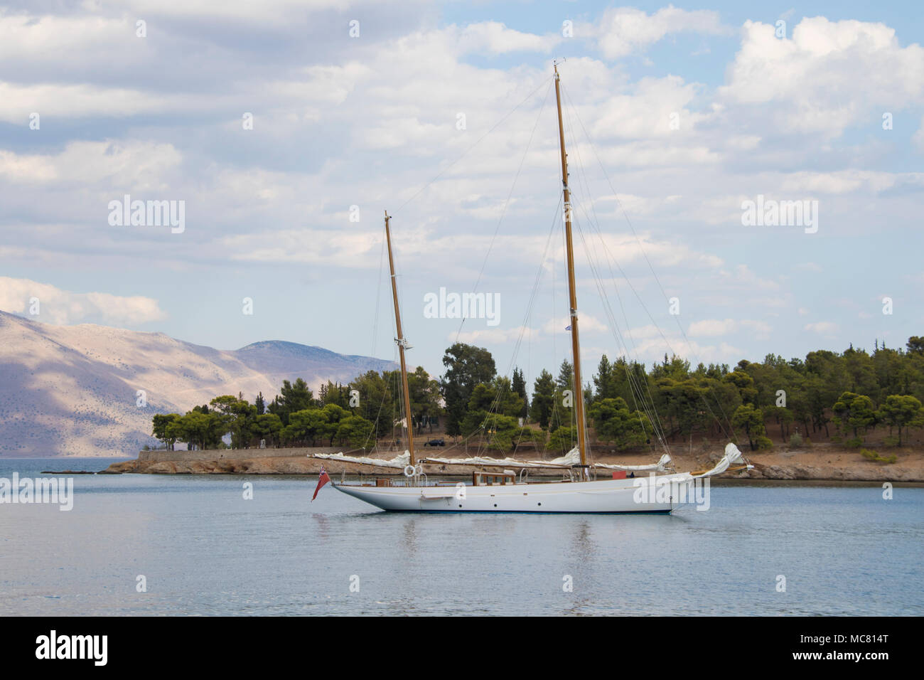 Ein klassisches Holz- Yacht vor Anker in Griechenland Stockfoto