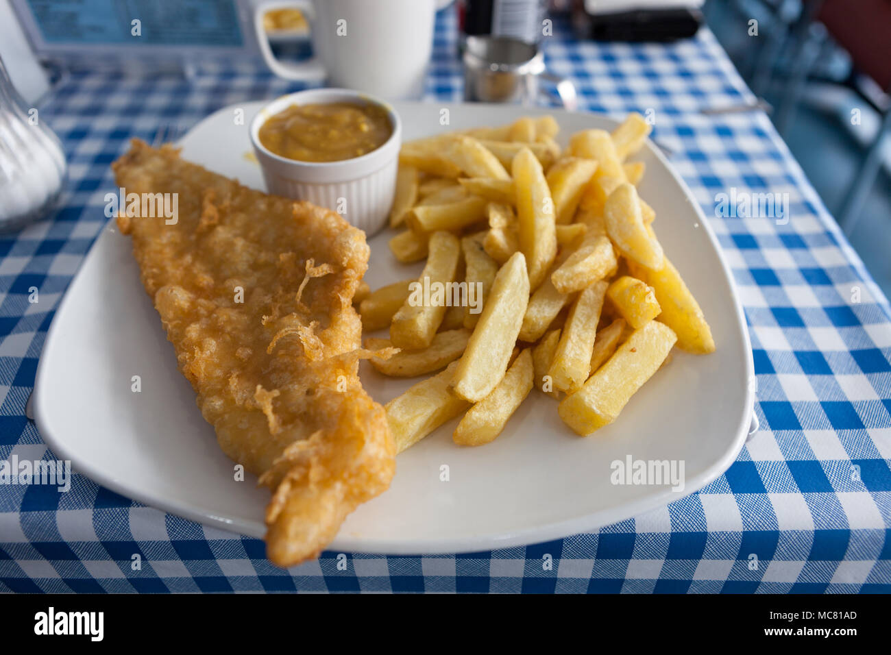 Traditionelle britische Fish und Chips mit Sauce Curry. Stockfoto