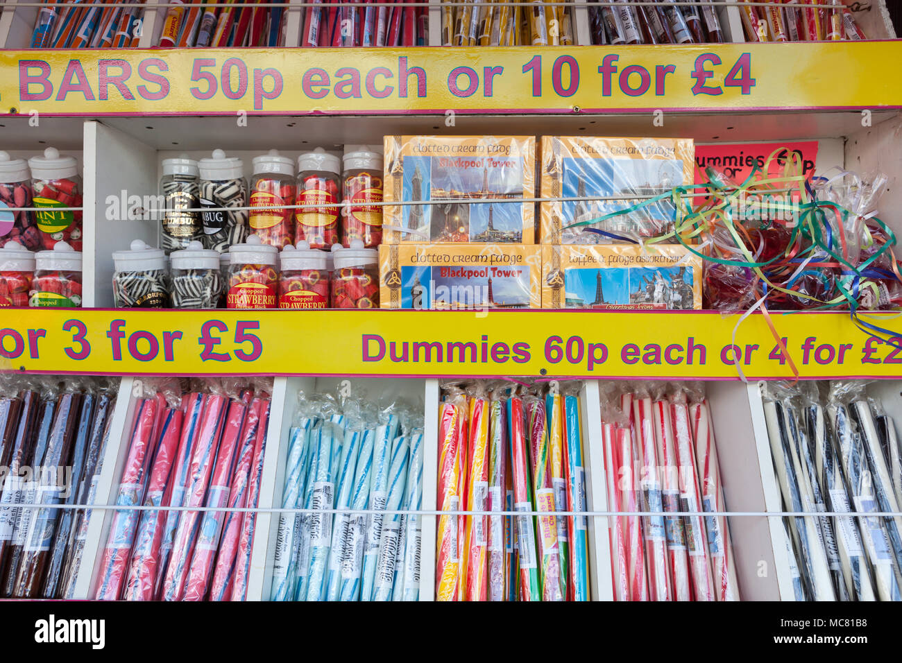 Regale von Süßwaren auf Verkauf in Blackpool, Lancashire. Stockfoto Regale von Süßwaren auf Verkauf in Blackpool, Lancashire. Stockfoto