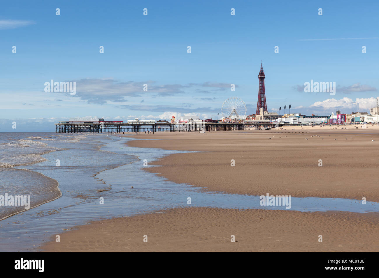 Blackpool Tower und Central Pier, vom Strand aus gesehen. Stockfoto Blackpool Tower und Central Pier, vom Strand aus gesehen. Stockfoto
