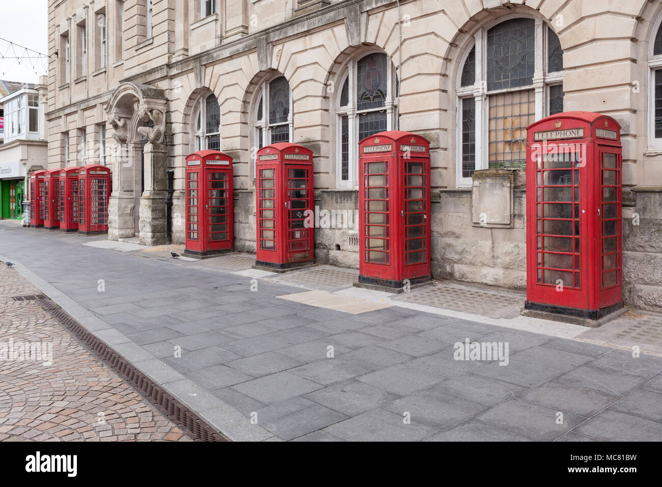 Reihe der traditionellen roten Telefonzellen außerhalb des General Post Office in Blackpool, Lancashire, Großbritannien Stockfoto