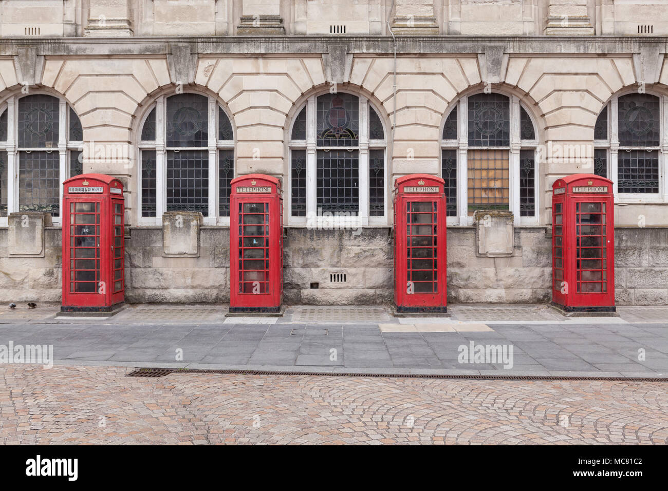 Reihe der traditionellen roten Telefonzellen außerhalb des General Post Office in Blackpool, Lancashire, Großbritannien Stockfoto