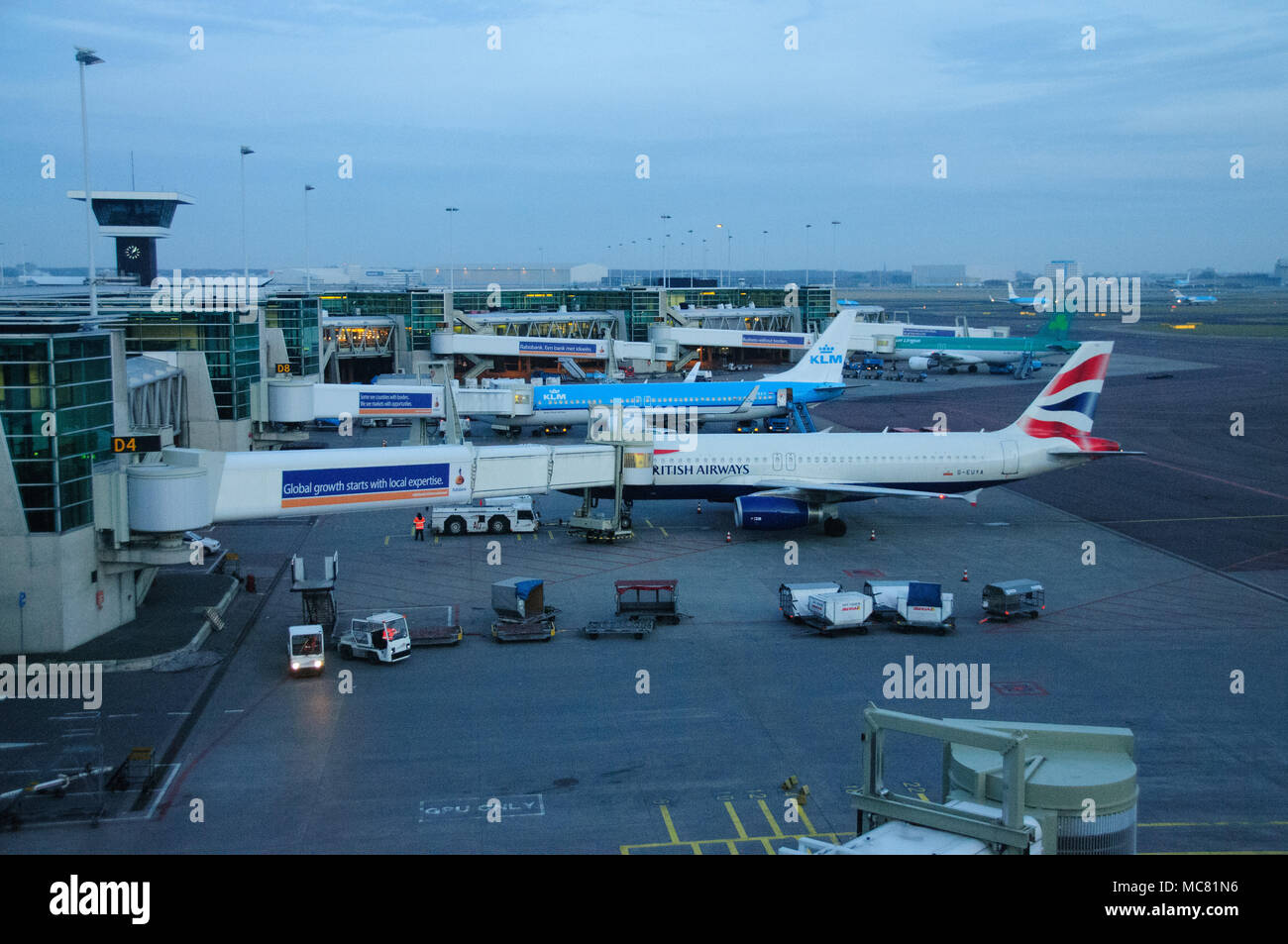 AMSTERDAM, NIEDERLANDE, 5. Januar 2011. Passagierflugzeug am D Tore am Flughafen Schiphol geparkt, die Niederlande auf Jan 5. Der Flughafen Schiphol ist einer der Stockfoto