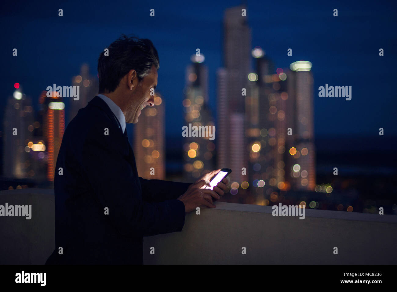 Geschäftsmann auf Hoch über Handy steigen auf dem Dach Stockfoto