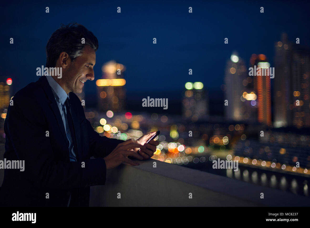 Geschäftsmann auf Hoch über Handy steigen auf dem Dach Stockfoto