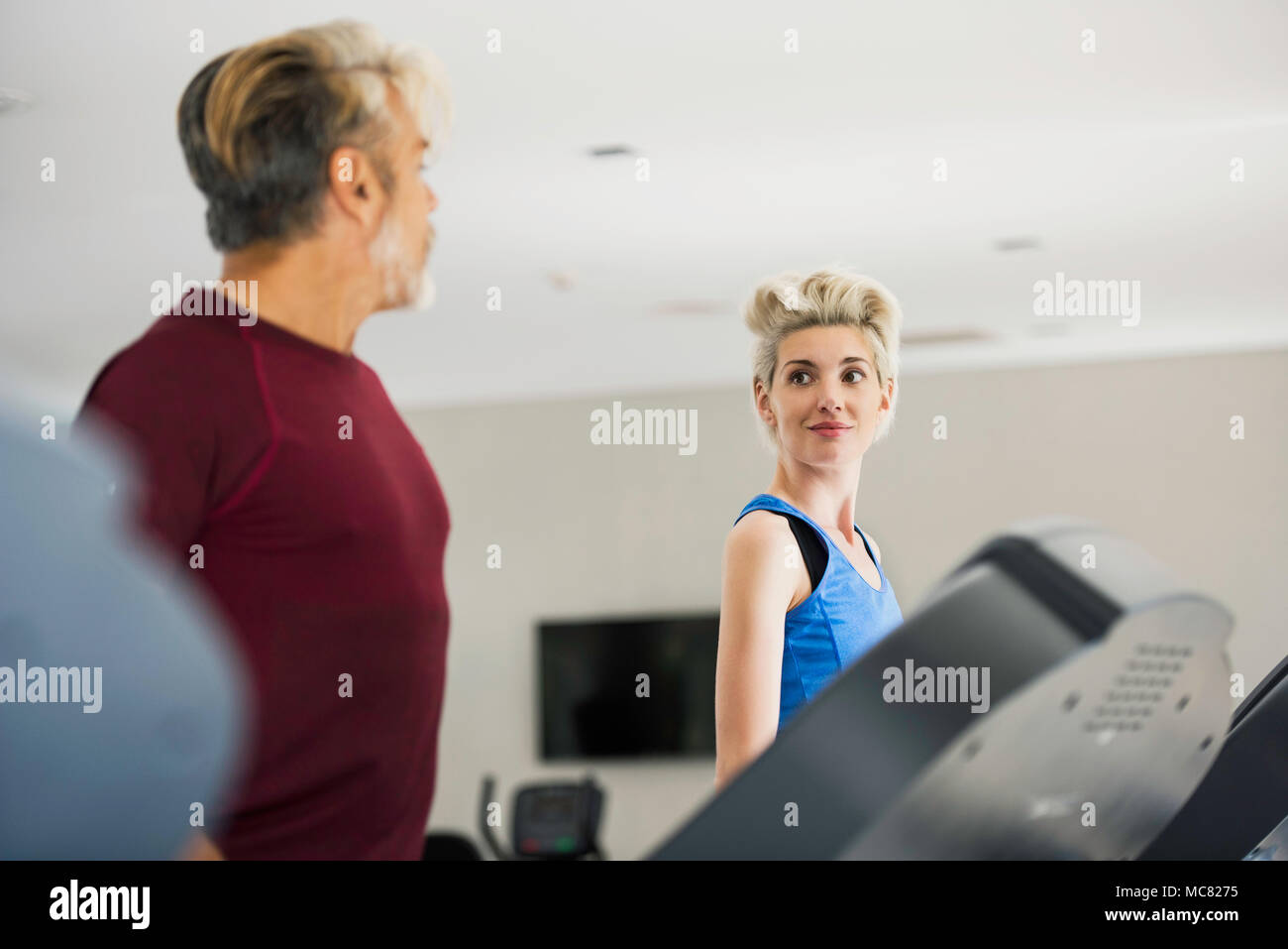 Mann und Frau Ausübung auf Laufbändern Stockfoto