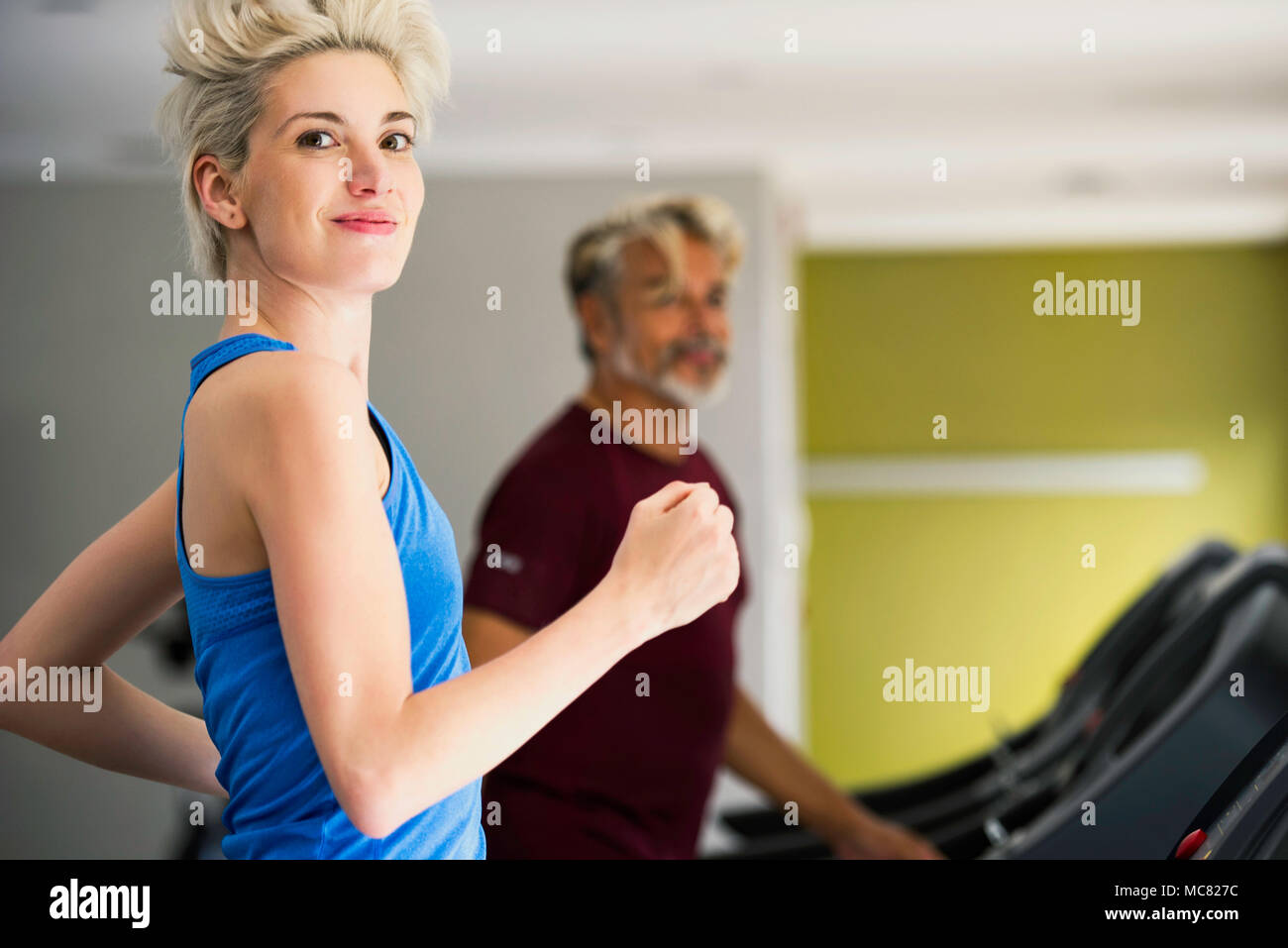 Frau auf Laufband trainieren Stockfoto