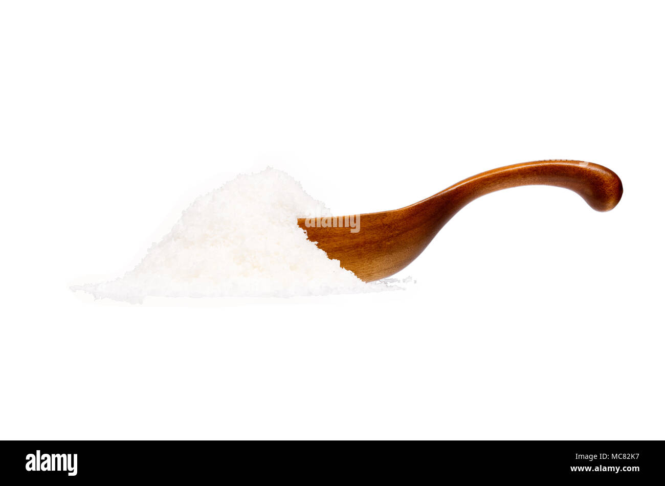 Kokosraspeln in den hölzernen Löffel, auf weißem Hintergrund Stockfoto
