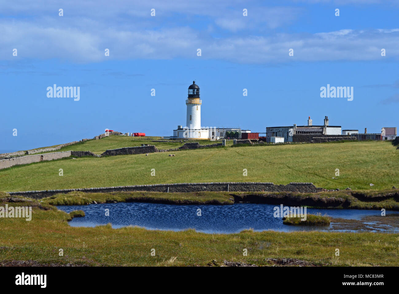 Leuchtturm und Torf auf Cape Wrath, Highlands, Schottland bog Stockfoto