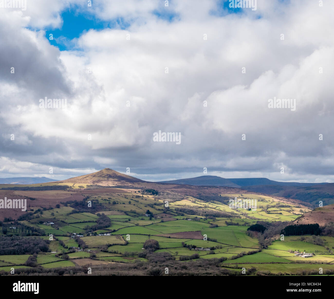 Blick auf den Zuckerhut von ysgyryd fawr oder der Skyrrid in die Brecon Beacons von South Wales UK Stockfoto