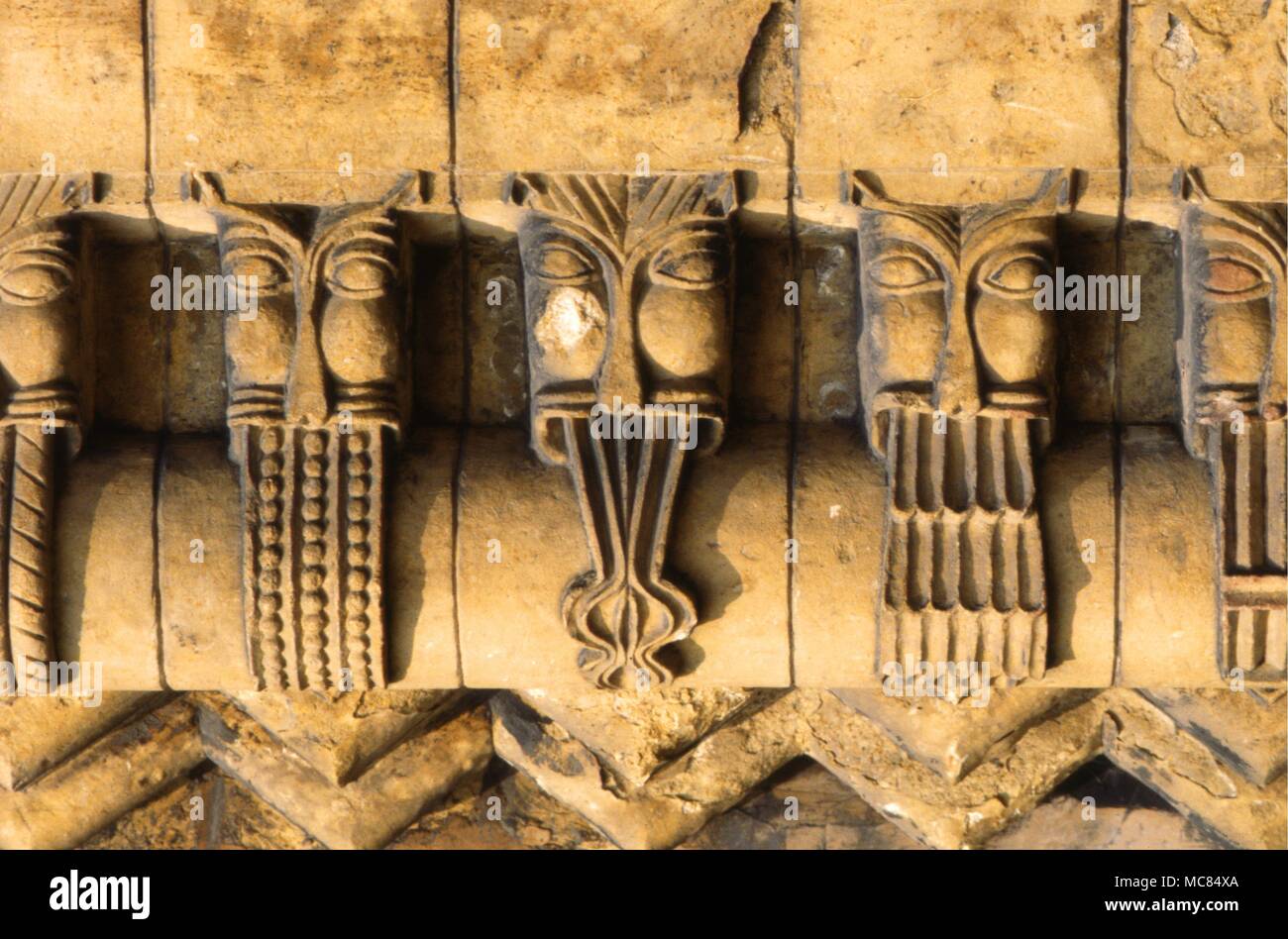 Linie der dekorativen Daemon - Köpfe an der Fassade der Kathedrale von Lincoln, vielleicht mit dem decoative Zungen wie ein Kommentar auf das Wort bestimmt. 13. jahrhundert Stockfoto