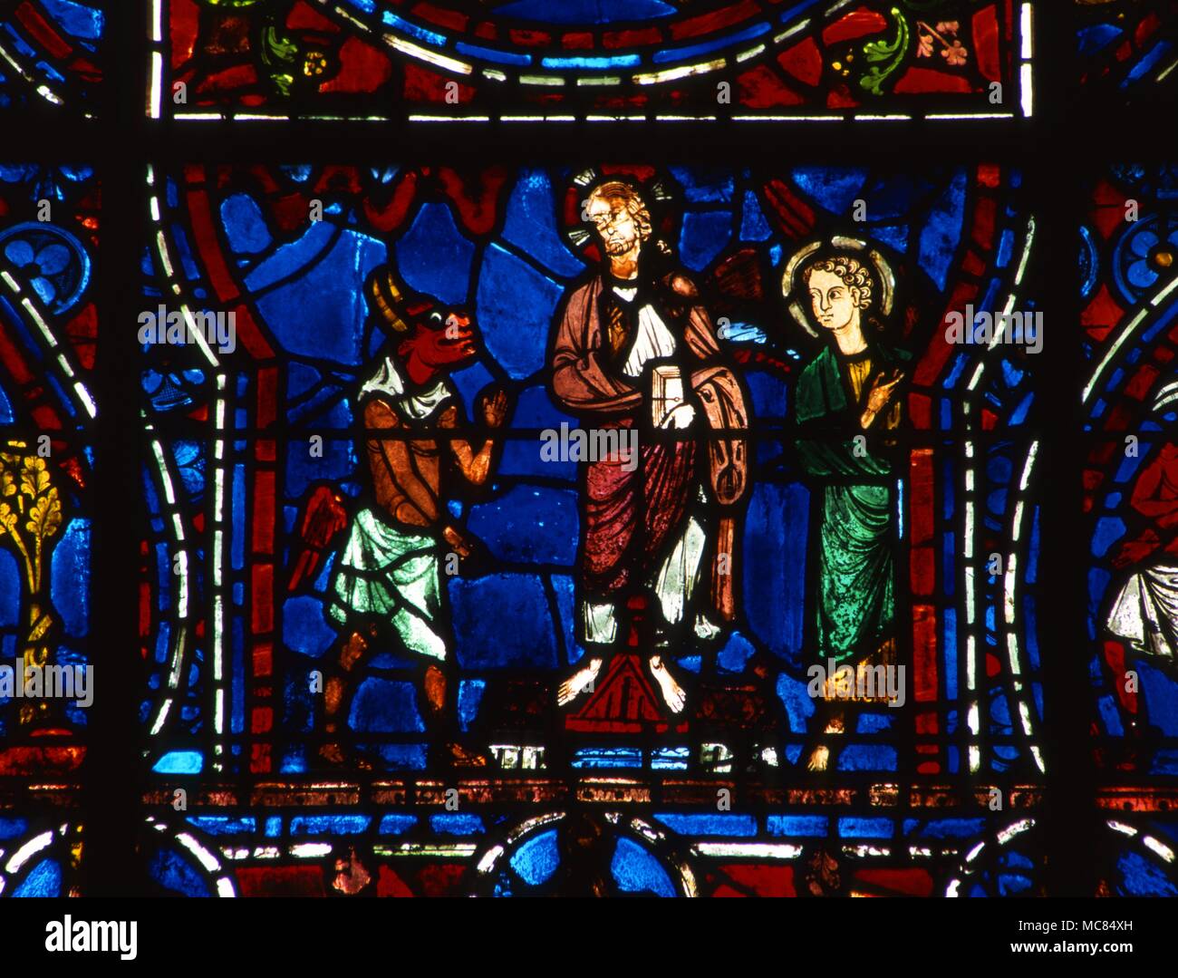 Ein red-faced Daemon Testen von Christus. Detail der Glasmalereien in der Kirche von St. Pierre, Chartres, Frankreich. Stockfoto