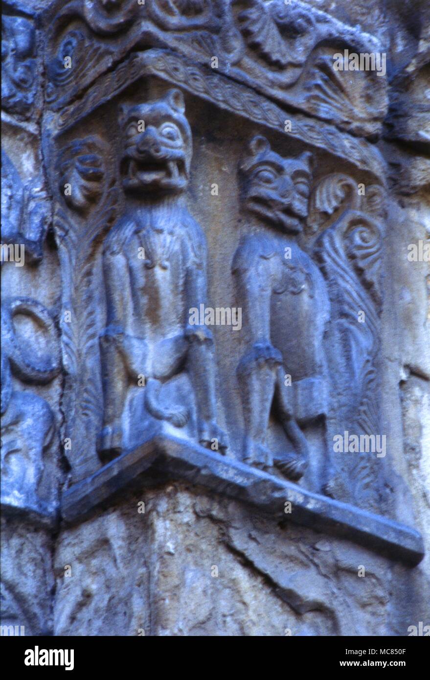 Feline - wie Dämonen auf der Fassade von St. Michele's Kirche in Pavia, Italien. Frühen vierzehnten Jahrhundert. Stockfoto