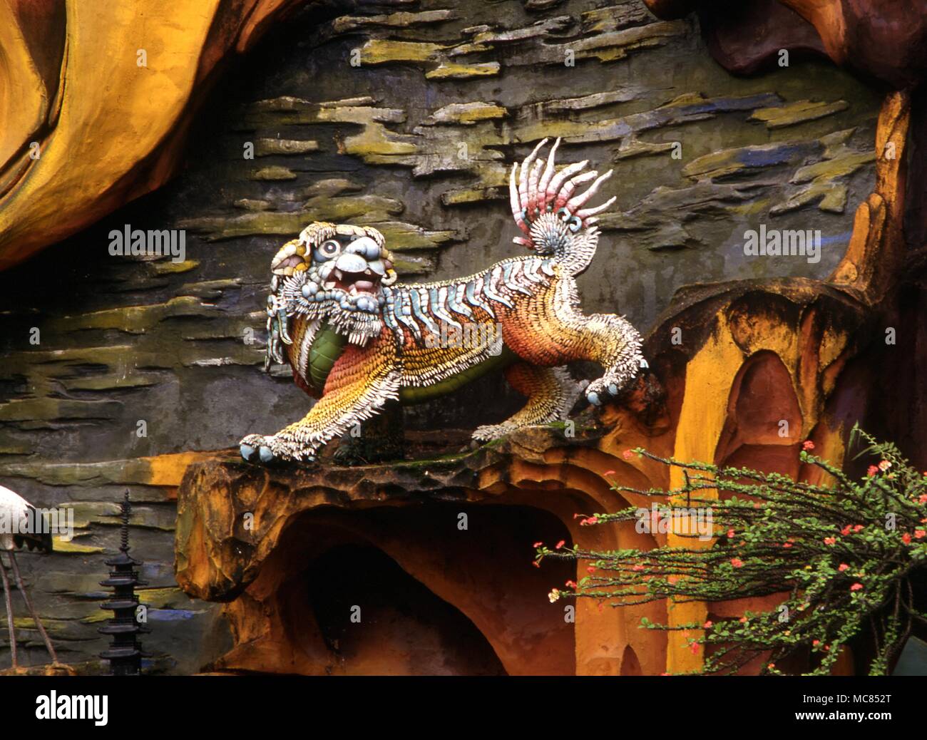 Chinesische Mythologie der Fu Hund, oder Drache Hund, der als Wächter dient. In der Haw Par Park (Tiger Balm Park) 19. Stockfoto