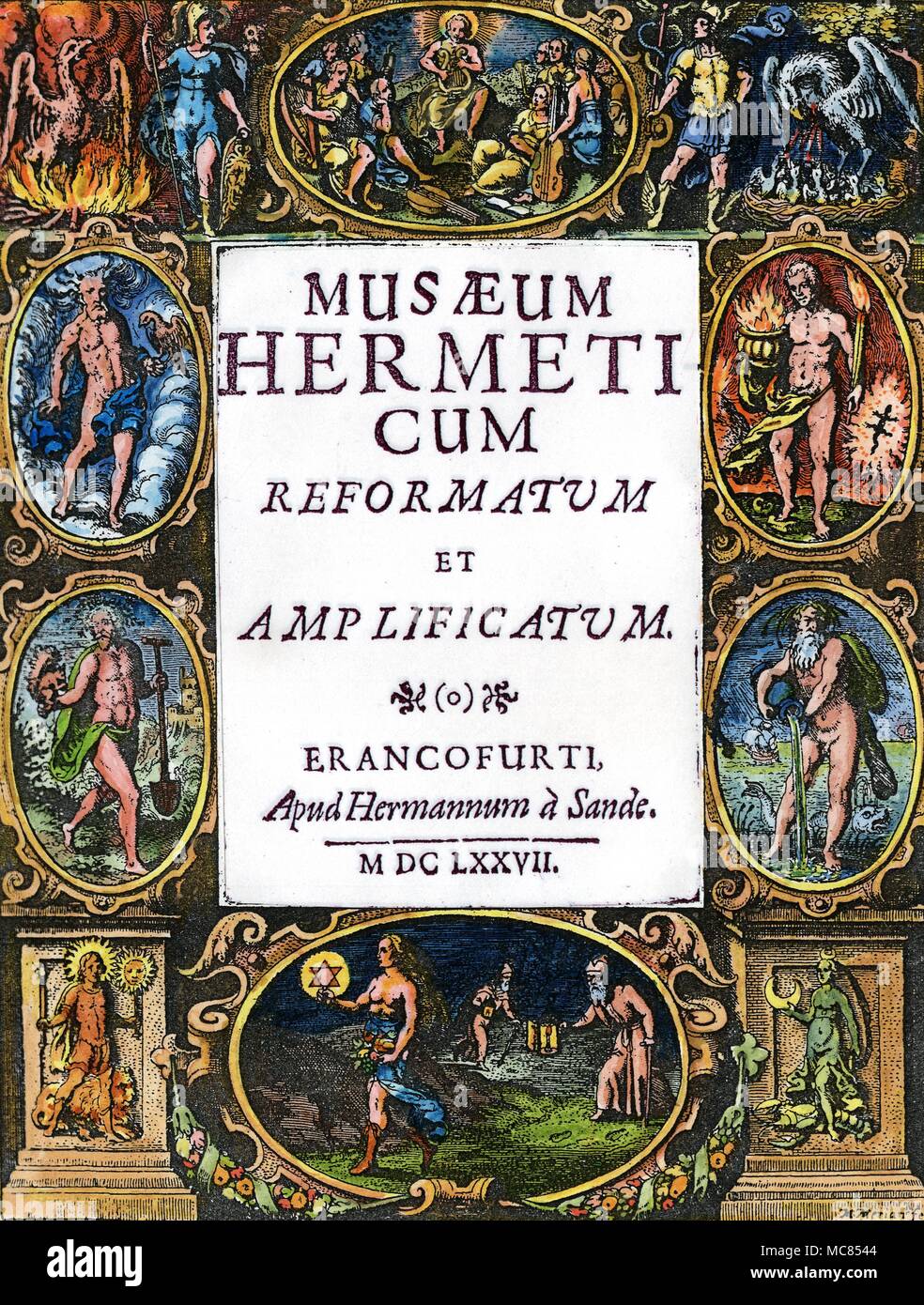 Alchemie, vier Elemente Die vier Elemente Luft, Erde, Feuer und Wasser (nach links und rechts des Titels Block, mit entsprechenden Symbolen von der Alchemie - die Phoenix von Feuer (oben links) der Pelikan von Blut (neben Quecksilber, oben rechts) die Sonne mit Leo der Löwe (links unten) und der Mond steht auf die Krebse Krebs (rechts unten) Titlepage auf die 1677 Edition von musaeum Hermeticum Reformatum Stockfoto