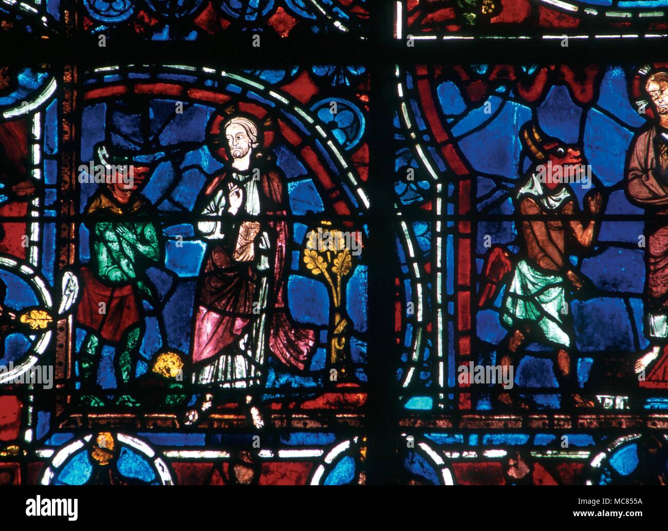 Rot vor Dämonen Testen von Christus. Glasmalereien in der Kirche von St. Pierre, Chartres, Frankreich. Stockfoto