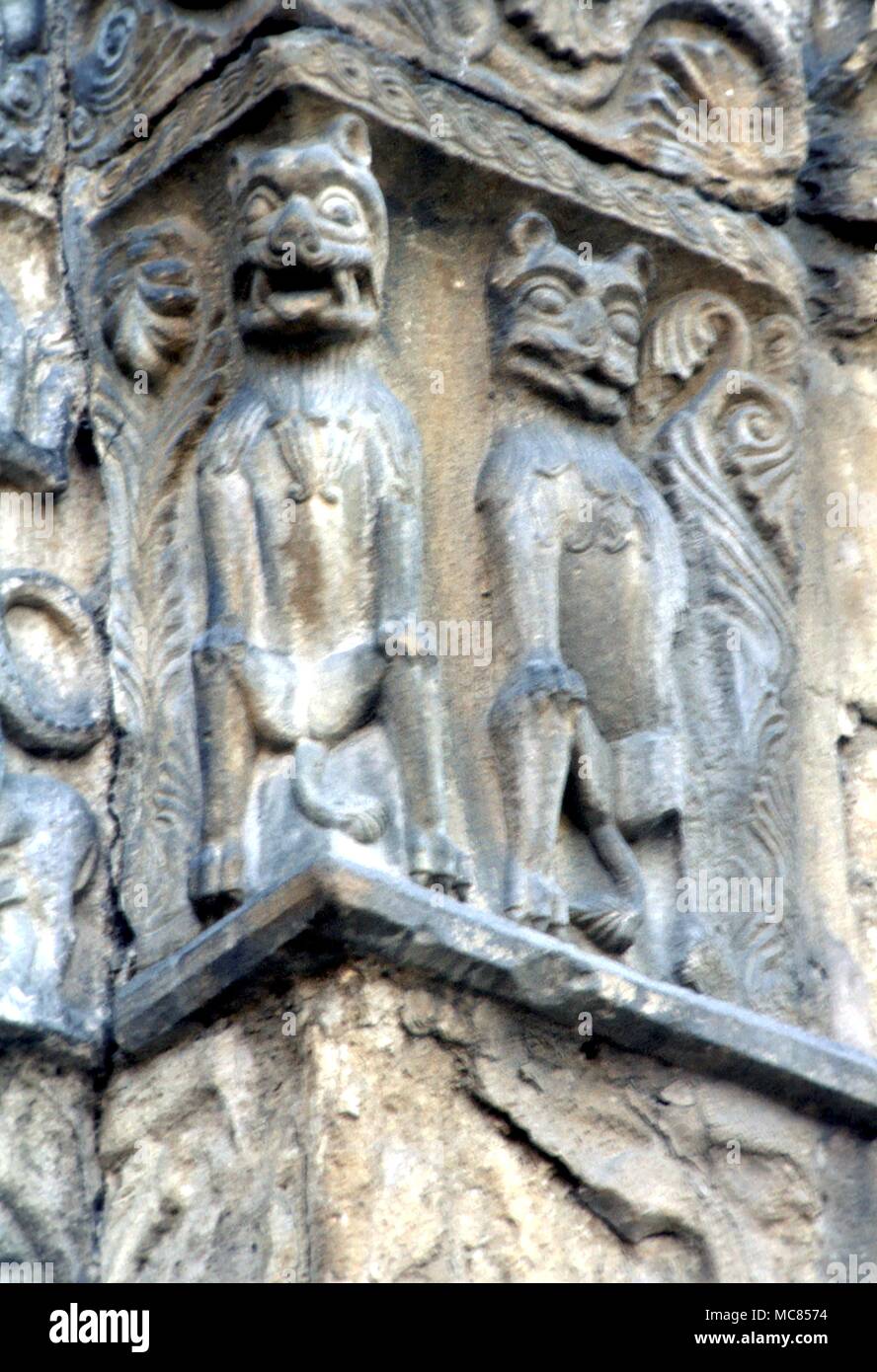 Dämonen Pavia dämonische Figuren an der Fassade von St. Michele, Pavia, Italien. 13. jahrhundert Stockfoto
