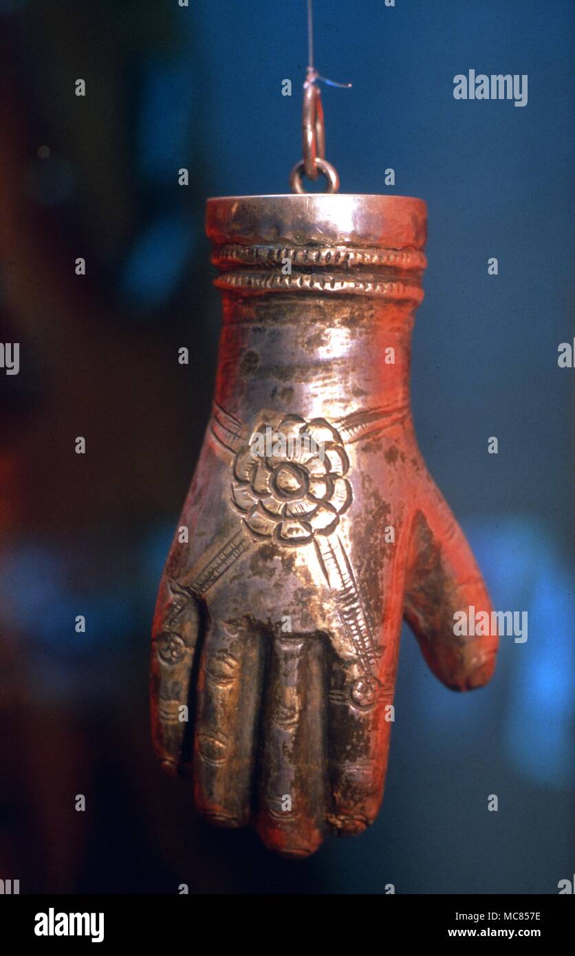 Hand Amulett. Indische, aber fast zweifellos zu den Arabischen "Hand der Fatima" Amulett. Sammlung von tareq Rajeb Museum Kuwait Stockfoto