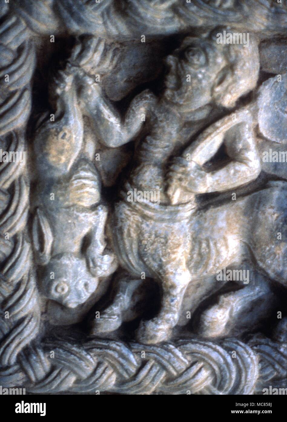 Sternbild Zentaur und Hase, die letztere tatsächlich die Konstellation Bestia. Von der Tierkreiszeichen Torbogen der Sagrada di San Michele Italien zwölften Jahrhundert Stockfoto