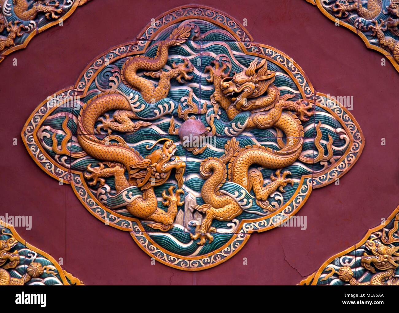 Drachen um die Perle - Keramik auf der Xiao Xi Tian Tempel in der Bei Hai Park, Peking kämpfen. Stockfoto