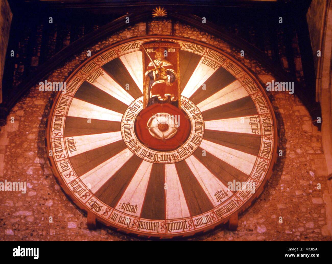 Die so genannten Runden Tisch von König Arthur, auf Schloss Hall, Winchester. Die Zwanzig vier Divisionen sind wahrscheinlich bestimmt das Licht und die Finsternis der 12, um Monatsperioden zu symbolisieren, wie sie in der Symbolik der Gral. Stockfoto