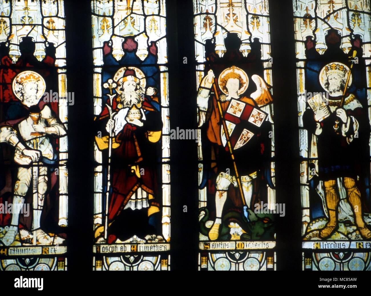 Vier Zahlen mit den Arthurian Zyklen - von links nach rechts, King Arthur, Joseph von Arimathäa, St. Michael und König Alfred. Glasmalereien des 19. Jahrhunderts in St James', kilkhampton. Stockfoto