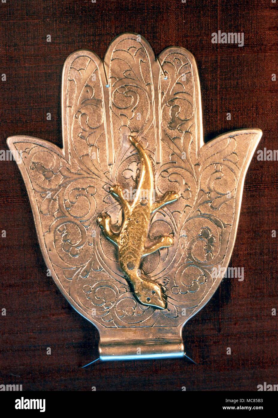 Khamsa, oder die Hand von Fatima. Ungewöhnliche khamsa, der Hand, die neben den bösen Blick, mit Lizard anstelle des Magic Eye. Arabisch, 19. Jahrhundert, von Tariq Rajab Museum. Stockfoto