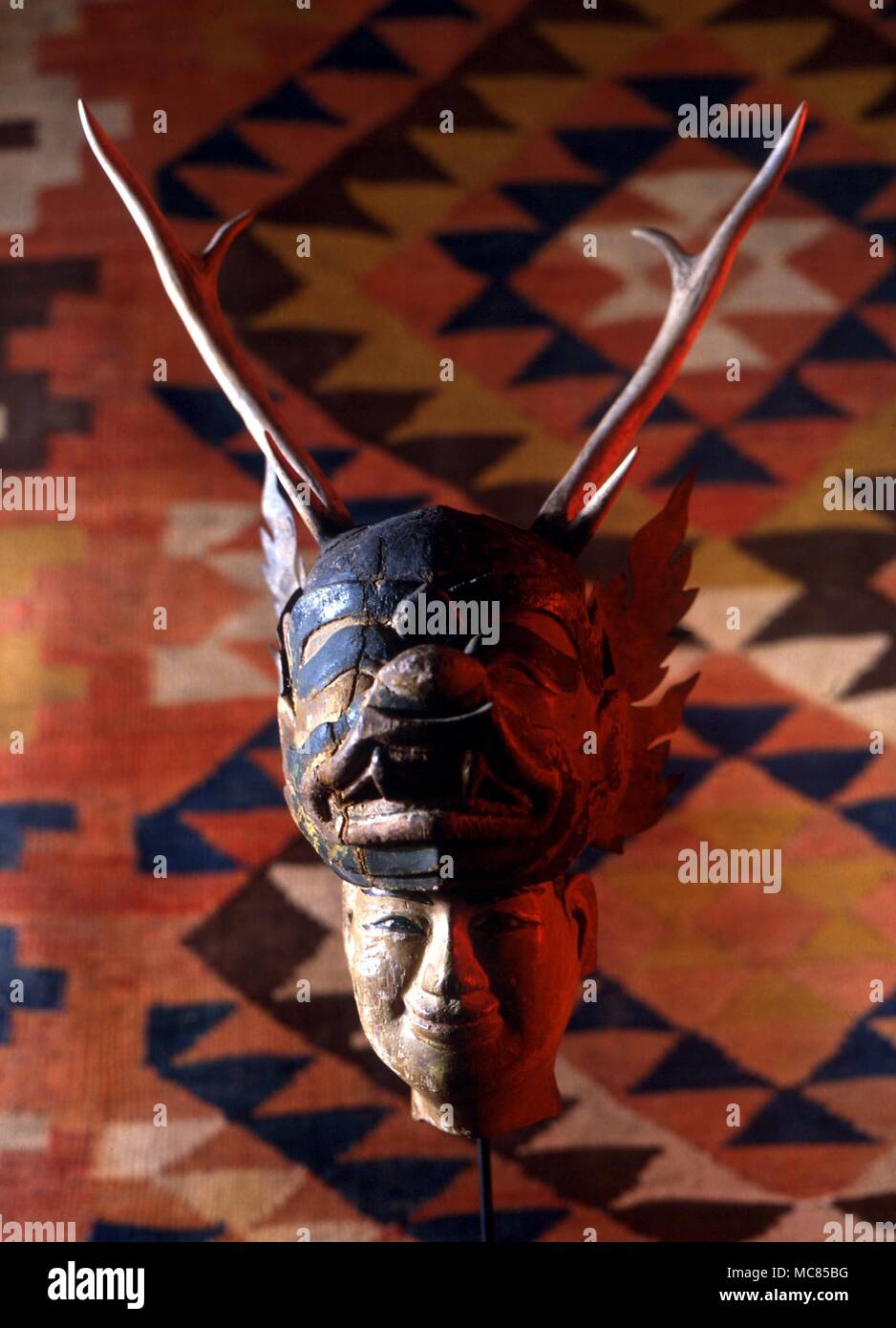 Gehörnte Maske, mit Gesicht: Vielleicht eine Temple Guardian? Burma. Von der Gordon Reece Gallery, Knaresborough. Stockfoto