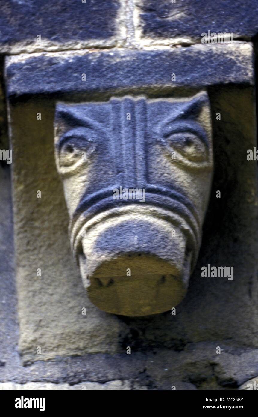 Grotesker Kopf, CORBEL an der Südwand von Adel Pfarrkirche. Wahrscheinlich vierzehnten Jahrhundert, 1300 Stockfoto