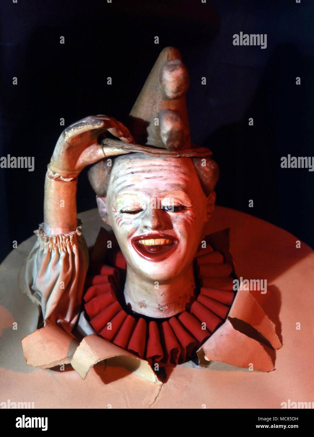 Magische clown, der seinen Hut erste wirft eine rote Kugel zu offenbaren, dann einen Würfel, dann eine blaue Kugel, und schließlich überhaupt nichts. Automat aus dem Museum der Automaten, York. Stockfoto