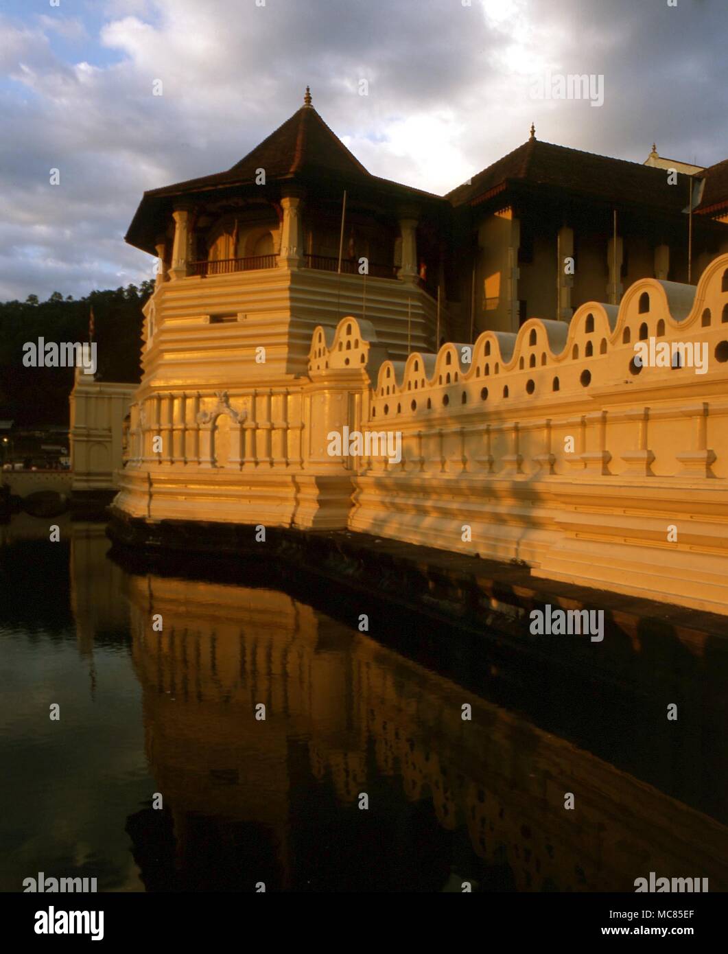 Buddhismus. Der berühmte Tempel des Zahns, darin ist ein Original Zahn aus dem Mund des Buddha aufbewahrt. Kandy, Sri Lanka Stockfoto