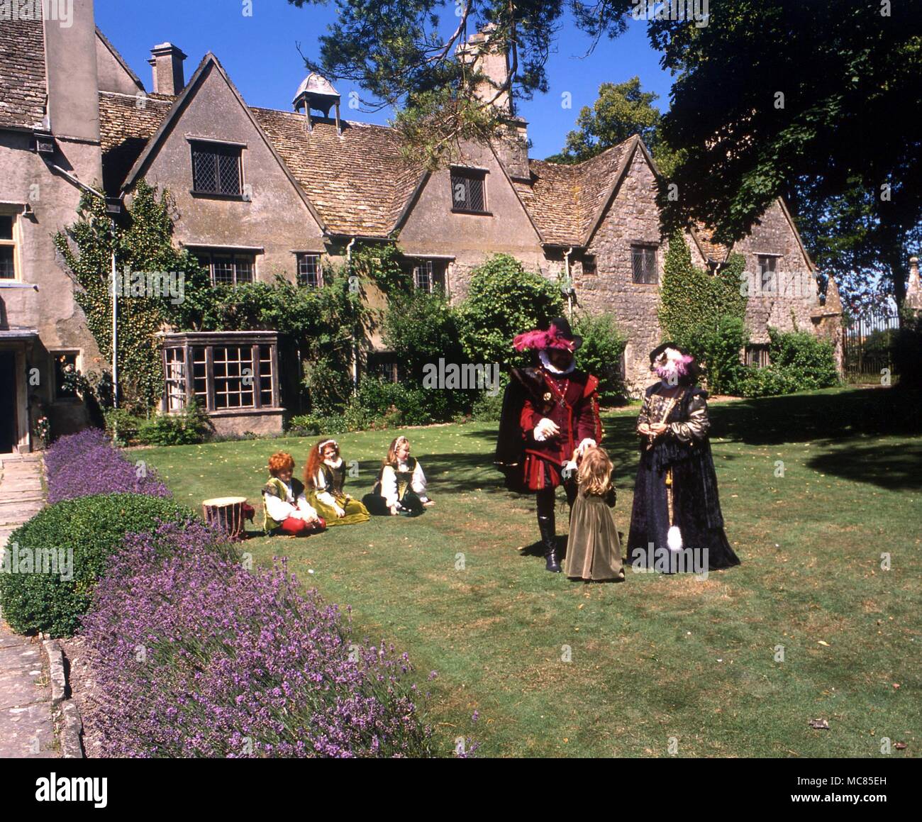 Theater Gruppe, in der Elisabethanischen Kostümen, auf dem Rasen von Avebury, Wiltshire. Stockfoto