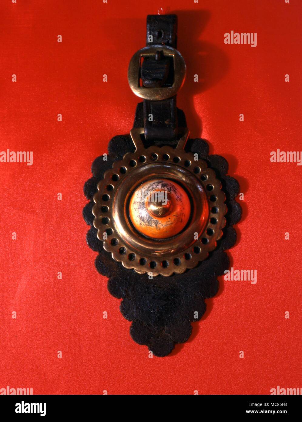 Amulette - Horse-Brass. Amuletic Pferd Messing, mit bemalten Boss - Auge, als jettatura entworfen - mit der Kraft, die die "Strahlen" des bösen Blick zu werfen. Die 30 Löcher in die strahlende Surround ist mit dem Mond, der Chef mit der Sonne verbunden Stockfoto