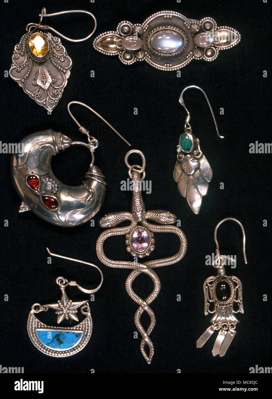 Amulette. Die sieben planetarischen Edelsteine Ohrringe, bestimmt für amuletic getragen zu werden, sowie dekorative Zwecke. Stockfoto