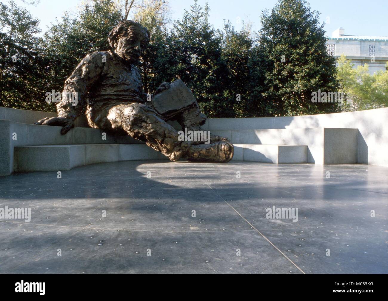 Statue von Einstein, in Washington, D.C. Die Figur sitzt über einem großen Stern - verzierte Karte des Himmels, sagte, der Himmel im Moment zu vertreten er seine berühmte Relativitätstheorie formuliert. Stockfoto