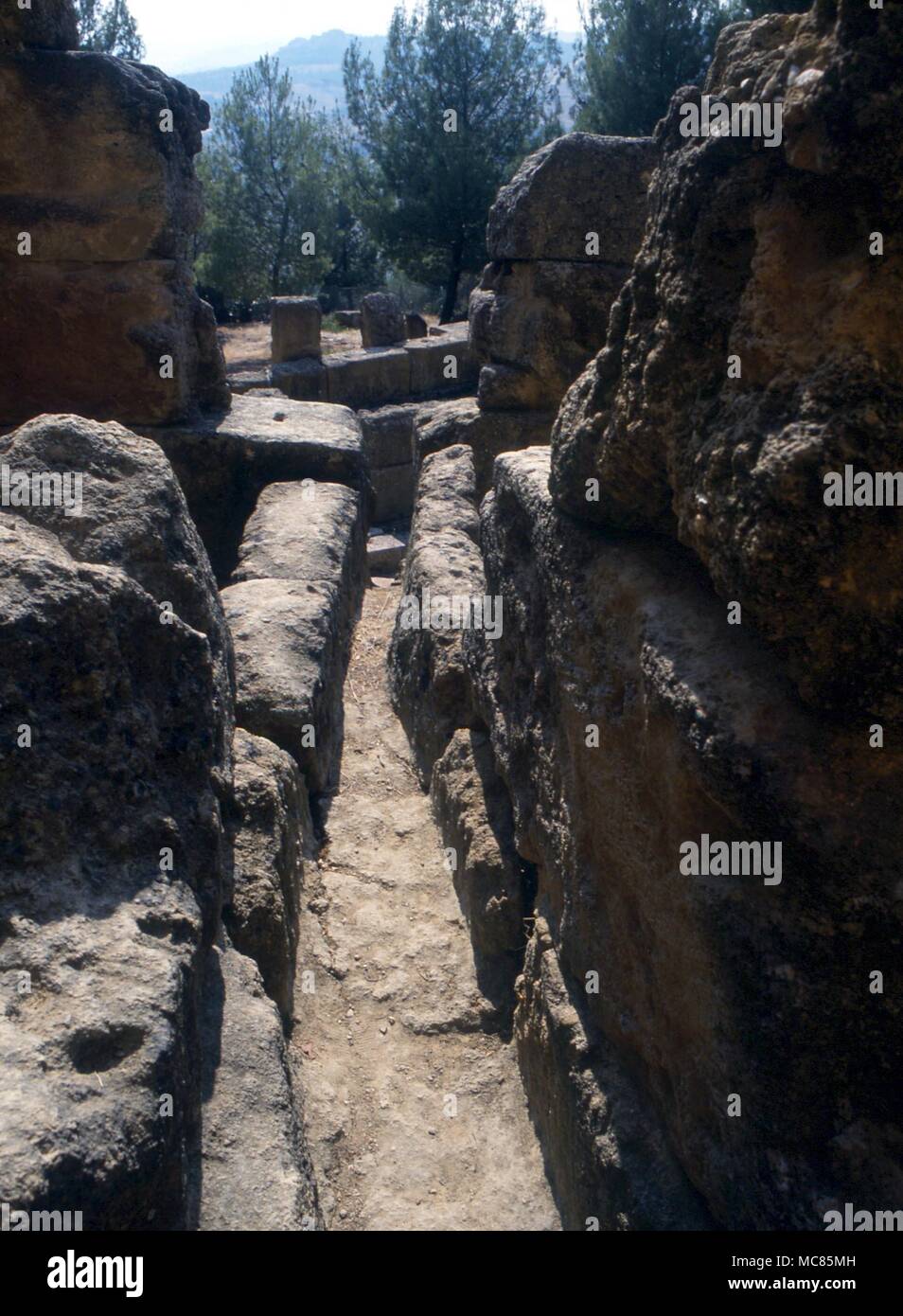 Der griechischen Mythologie Blick hinunter die Wasserleitung des rock Heiligtum der Demeter bei Agrigento, Sizilien. Dies ist einer der am meisten perfekt erhaltene der Sites auf die chtonischen Gottheiten gewidmet Stockfoto