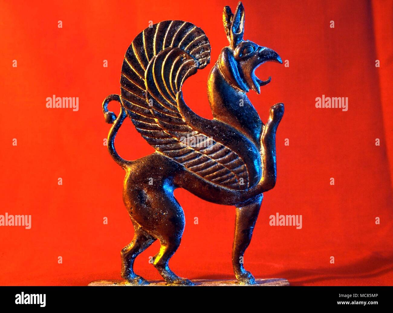 Der griechischen Mythologie Bronze Griffin - archaische Griechische, von ca. 7 Jahrhundert, möglicherweise aus Olympia. private Sammlung Stockfoto