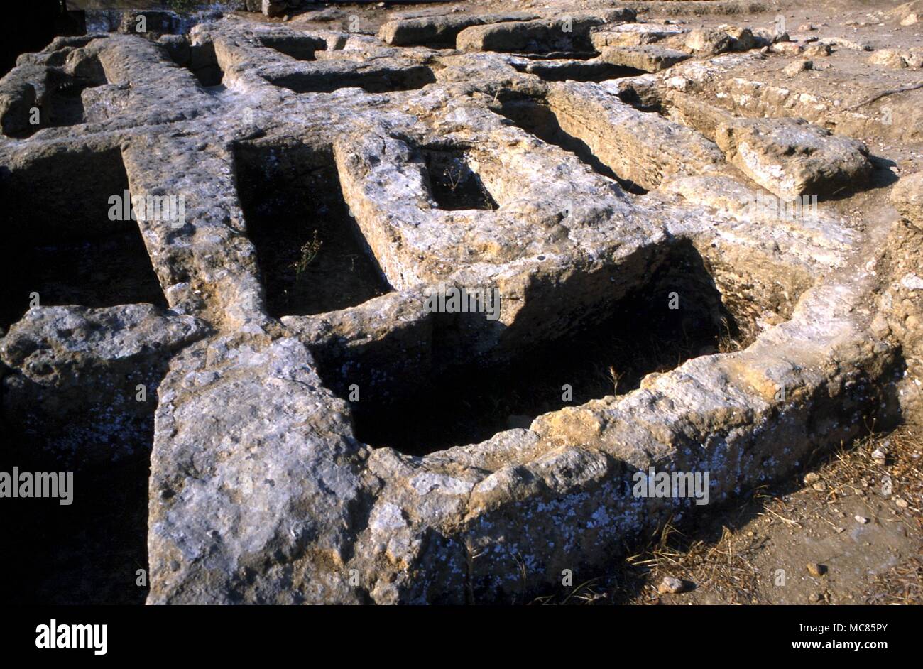 Friedhof vor-christliche Nekropole. Gräber in der vor-christlichen Nekropole auf den Hängen des Agrigenio Tempel ridge, in der Nähe des Tempels von Concord, Agrigenio, Sizilien Stockfoto