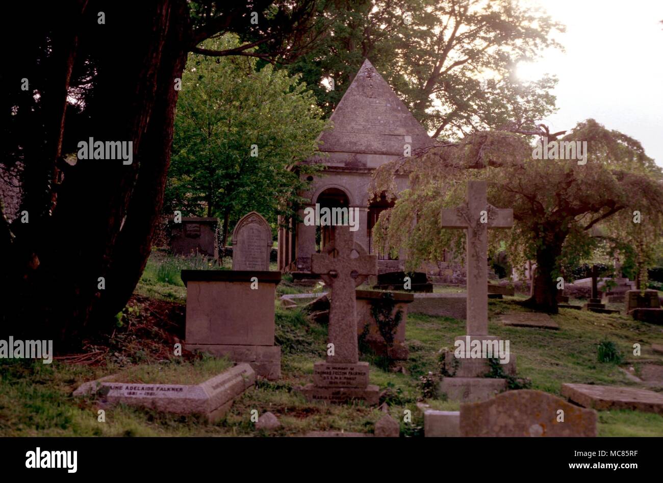 Friedhof Pyramidical Mausoleum in Claverton Bäume - Eibe, Kirsche. Grabsteine Stockfoto