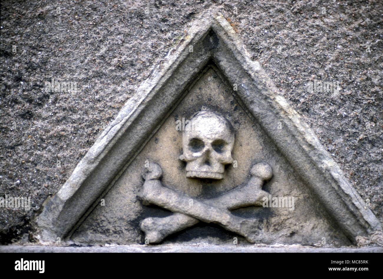 Friedhof Friedhof Symbole. Auldearn. Grabsteine, Totenkopf Stockfoto