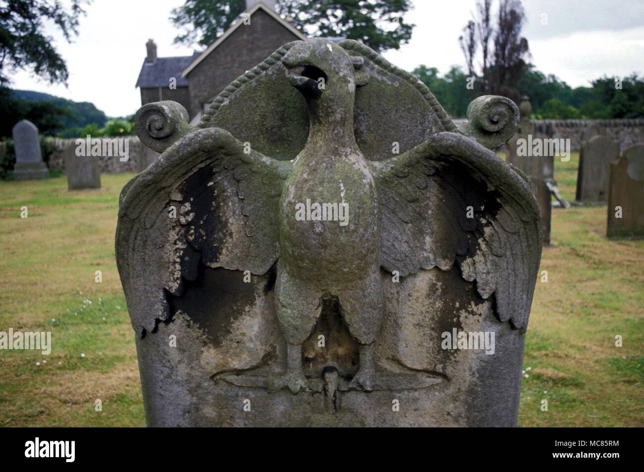 Friedhof Symbole auf Grabsteinen in Kirchhof, Dalmeny. Stockfoto