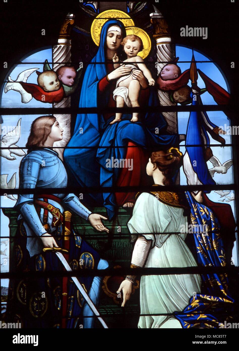 Christliche Madonna und Kind Joan des Bogens vor der Jungfrau mit dem Kind. Glasmalereien in der Basilika Bois-Chenu, in der Nähe von Domremy. 19. Jahrhunderts Glasmalerei Stockfoto
