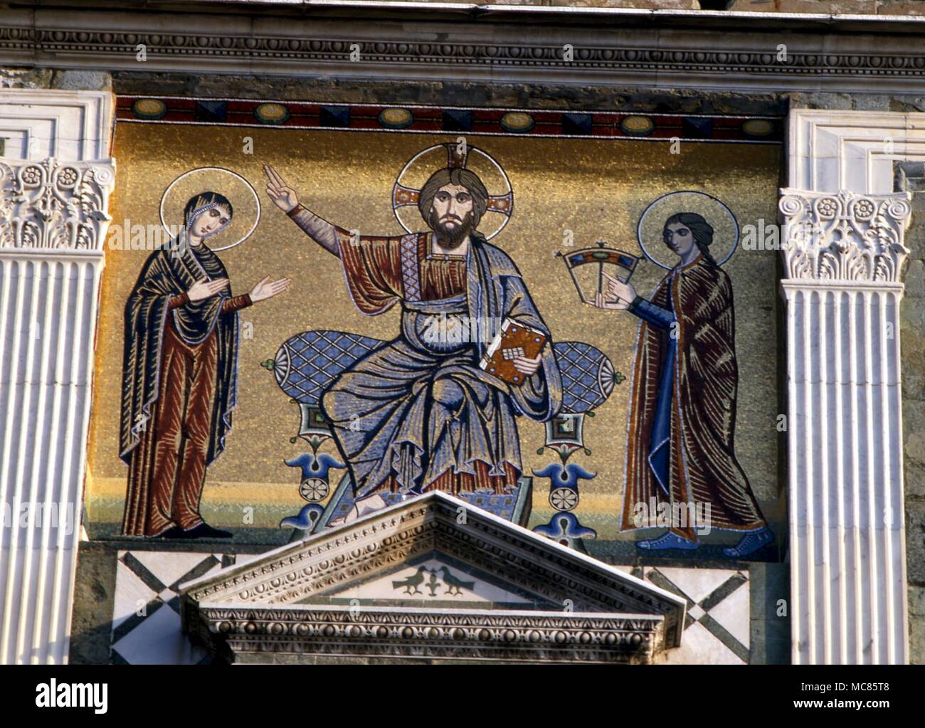 Christian St Miniato und die Jungfrau, die Christus auf dem Thron, auf der Fassade der Basilika von San Miniato al Monte, Florenz Stockfoto
