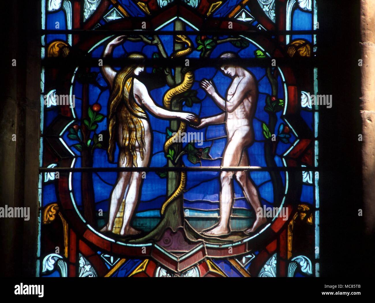 Christian Eva Versuchung durch die Schlange Eva die Frucht von der Schlange, und Übergabe an Adam. Glasmalerei (19. Jahrhundert) von Lincoln Cathedral Stockfoto